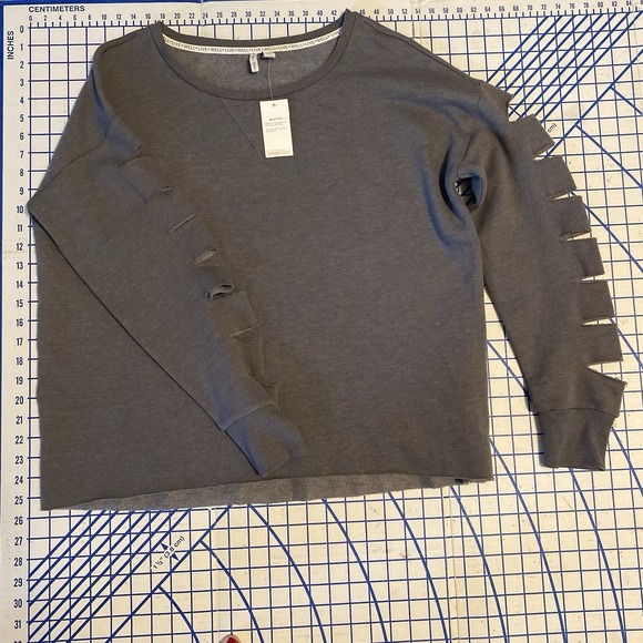 Live Well Tops - NWT Women's Live Well Active Grey Cozy cut out arms Sz Lg pump cover gym running